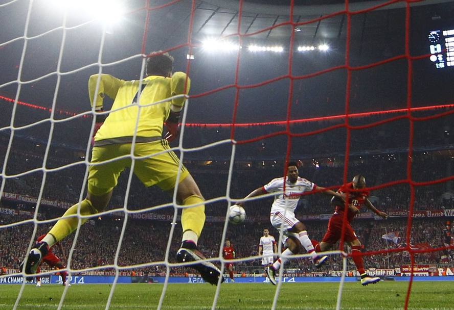 A Monaco la sblocca subito Vidal: pronti, via e dopo 2 minuti Bayern-Benfica  sull&#39;1-0. Reuters